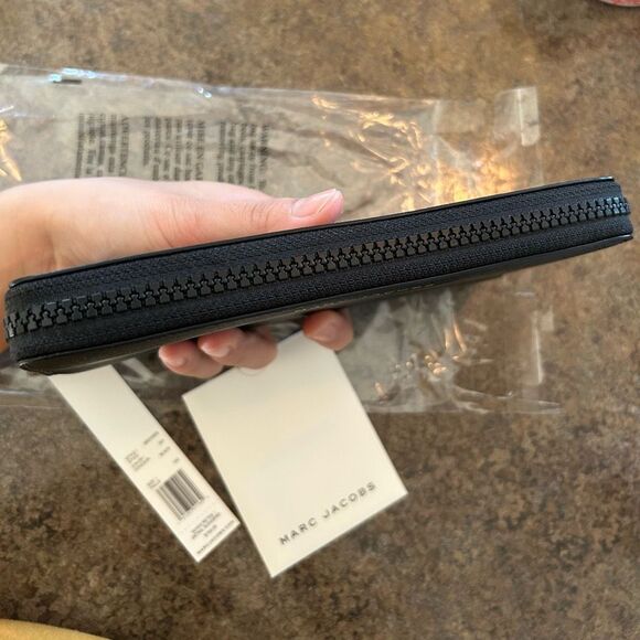 NWT Marc Jacobs All Around Zip Large Wristlet Black - Picture 4 of 9
